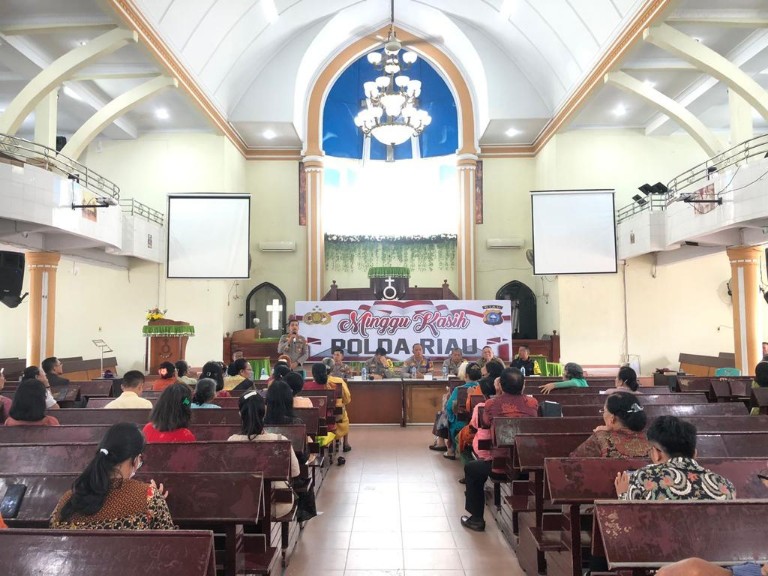 Minggu Kasih Polda Riau Bersama Polresta Pekanbaru Mempererat Kemitraan dengan Masyarakat di Gereja HKBP Fajar